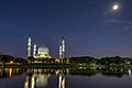 Pandangan Masjid Sultan Salahuddin Abdul Aziz Shah pada waktu malam dari Tasik Shah Alam