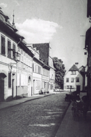 Burggasse um 1905. Blick in Richtung der ehemaligen hennebergischen Reichsburg, die am weißen Hausgiebel begann