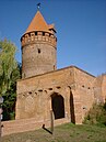 Gefängnisturm der Burg mit Burgtor