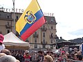 Dalgalanan Ekvador bayrağı