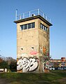 DDR-Führungsstelle Schlesischer Busch: Alter Grenzwachturm bei der Berliner Mauer