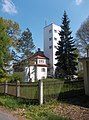 Geophysikalisches Observatorium Collm der Universität Leipzig mit bauzeitlichem Mobiliar, Magnetwarte mit drei Variometern, Absoluthaus, Erdbebenwarte mit Wiechert-Seismograph und Benioff-Seismometer, Garage (Messhaus), Holzgebäude hinter Observatorium und Torpfosten