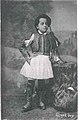 Ασπρόμαυρη φωτογραφία αγοριού με φορεσιά φουστανέλα σε επιστολικό δελτάριο των αρχών του 20ου αι.