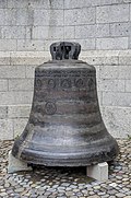 Gesprungene Glocke von Leonhardt Ernst von 1608 vor der St. Stephanskirche Lindau (Bodensee)