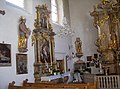 Linker Seitenaltar, rechts davon das Gnadenbild der Mater Dolorosa mit Votivgaben