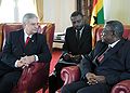 John Atta Mills (r.) und der Entwicklungsminister Brasiliens, Miguel Jorge (l.), in Accra am 8. Juni 2009