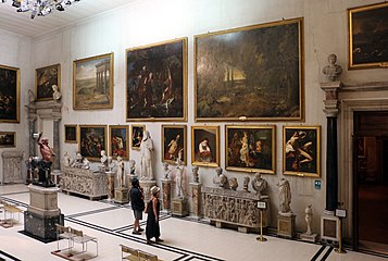 Die Sala Aldobrandini mit Gemälden und antiken Skulpturen