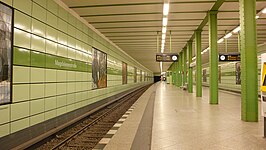 Perron van station Magdalenenstraße met een van de behouden socialistische kunstwerken