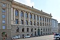 Ehemaliges Museumsgebäude in geschlossener Bebauung, heute Bibliothek, mit Seitenflügel an der Ernst-Schneller-Straße und zum Innenhof