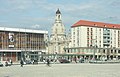 Straßenbahn-Haltestelle Altmarkt mit Durchblick zur Frauenkirche