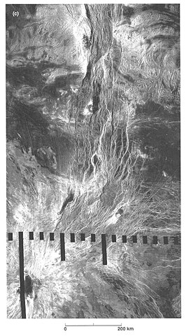 Theia Mons (Z) en Rhea Mons (N), verbonden door Devana Chasma, vormen het hart van Beta Regio