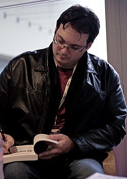 Brandon Sanderson sedang memberikan tanda tangan di Utopiales pada 2010