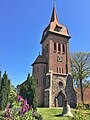 Westturm mit Eingangsportal aus Feldsteinen