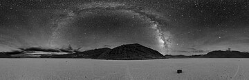 Bima Sakti seperti yang dilihat dari Death Valley pada tahun 2007. Ini merupakan gambar panorama.