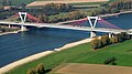Flughafenbrücke (2002). Wegen der Nähe zum Flughafen Düsseldorf wurden zwei besonders niedrige Pylone konstruiert.