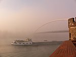 Hoge brug in de mist