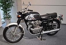 Het Dominator Model 88 SS kreeg in 1965 een sterke concurrent: de 450cc-Honda CB 450, die 43 pk leverde, maar die ook al was uitgerust met richtingaanwijzers.