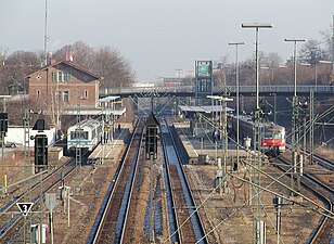 Bahnhof Korntal (2005), links Zug der Strohgäubahn.