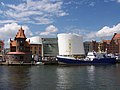 Das Ozeaneum im Stralsunder Stadthafen ist seit Juli 2008 ein Standort des Meeresmuseums. In dem modernen Bau wird vor allem die Meereswelt von Ostsee, Nordsee und Nordatlantik präsentiert.