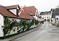 Fahnen und Sträucher seitlich des Prozessionsweges in Perchtoldsdorf, Niederösterreich