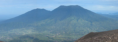 Gunung Tandikat (kiri) dan Singgalang, Sumatera Barat, Indonesia.