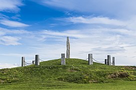 Foto eines hohen dünnen Steinblocks, der auf einer Anhöhe steht