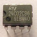 8-poliges I²C-EEPROM von ST im Dual in-line package