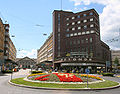 Untere Bahnhofstrasse, im Vordergrund das Volkshaus, im Hintergrund der Hauptbahnhof