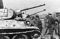 Ein erbeuteter T-34 der SS-Panzergrenadier-Division „Das Reich“ wird von Heinrich Himmler begutachtet, April 1943 bei Charkow