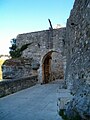 Castel Trosino, mura di cinta del castello e portale d'ingresso