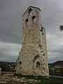 Von der zerstörten Kirche Saint-Pierre ist der Turm noch vorhanden.