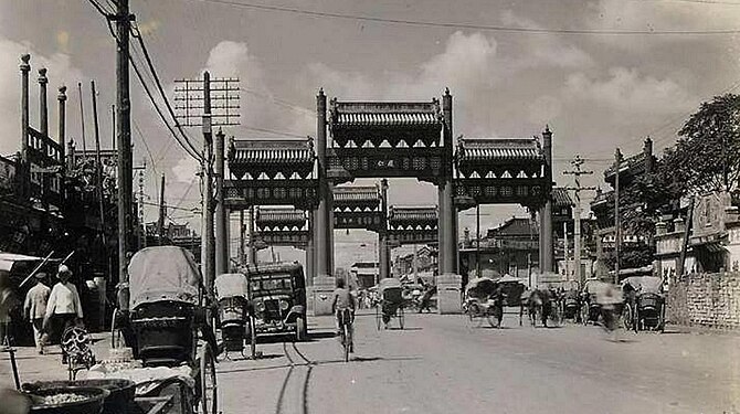 Dongsi, an intersection in Beijing, had four paifangs in the 1920s.