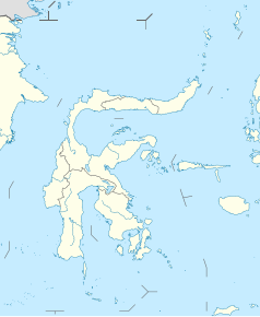 Mapa konturowa Celebesu, blisko centrum na dole znajduje się punkt z opisem „Kendari”