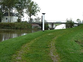 Leenstertil over het Hunsingokanaal met op de voorgrond de rolpaal