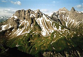 Blik op de Mädelegabel (rechts). Links de Kratzer en links daarvan de Kemptner Hütte