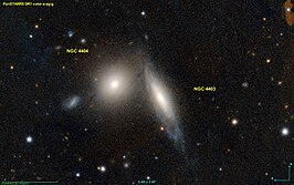 NGC 4404 (links) en NGC 4403