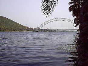 Akosombo Barajı'nın güneyinde Volta Nehri üzerinde yer alan Adome Köprüsü