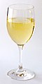 Dieses Bild zeigt ein Weißweinglas (WMF Easy) mit Weißwein