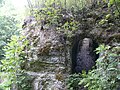 Versteckter Aufgang auf einen Felsen im Rücken des Zugangs