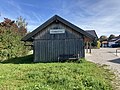 Ehemaliger Bahnhof an der Bahnstrecke Kaufbeuren–Schongau, heute Unterstand und Rastplatz für Radler.