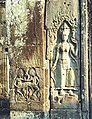 Banteay Kdei: links zwei Apsaras, rechts eine Devata