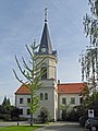 Kirche (ursprünglich Schule) mit davor stehender spätgotischer Betsäule