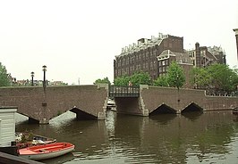 Brug nr. 283, met op de achtergrond het Scheepvaarthuis