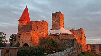 Burg Leuchtenberg im Sonnenuntergang mit Publikumsbedachung