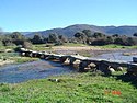 Steinplattensteg bei Villar de Corneja, Ávila, Spanien