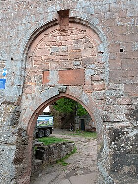 staufisches Burgtor über gotischem Portal