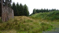 Wall und Graben des Limes mit rekonstruierter Palisade bei Hillscheid.