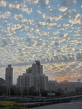 Altocumulus floccus boven Hiranandani Gardens in Mumbai, India