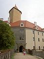 Eingang zum Inneren der Burg und Gratturm mit Uhr