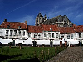 Begijnhof Sint-Elisabeth in Kortrijk: bleekweide (links) en Onze-Lieve-Vrouwekerk op de achtergrond